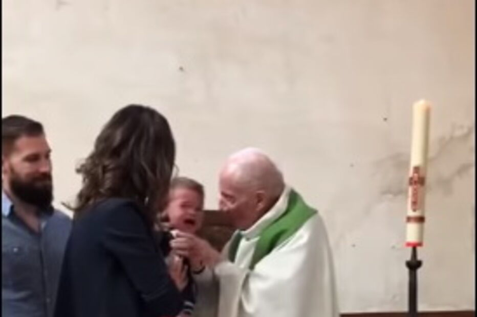 Padre dá bofetada a bebé para este se calar durante batizado