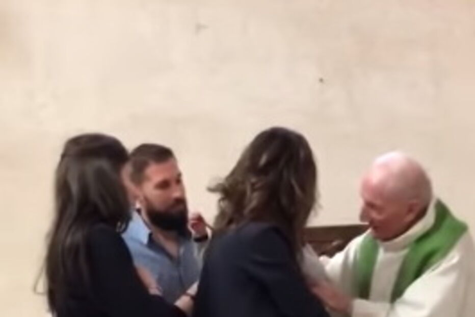 Padre dá bofetada a bebé para este se calar durante batizado