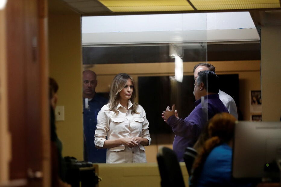 Melania Trump vista crianças imigrantes detidas