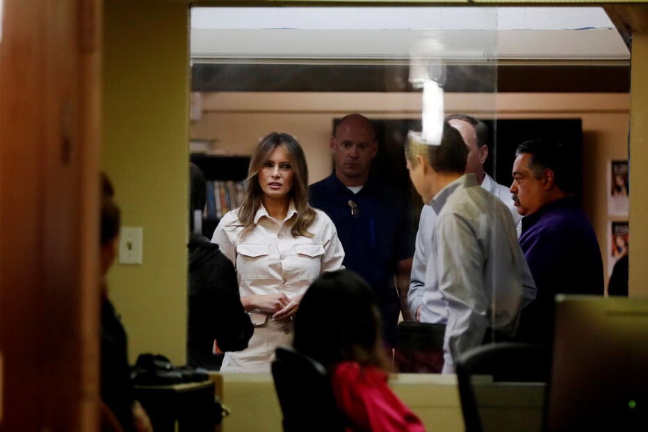 Melania Trump vista crianças imigrantes detidas