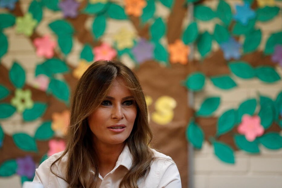 Melania Trump vista crianças imigrantes detidas