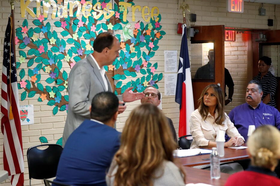 Melania Trump vista crianças imigrantes detidas