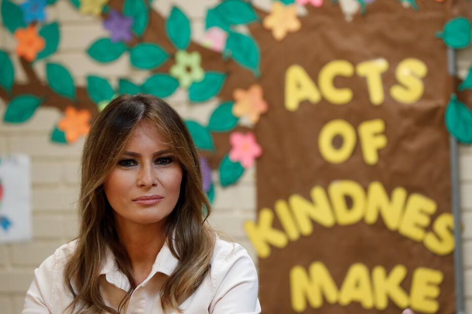 Melania Trump vista crianças imigrantes detidas