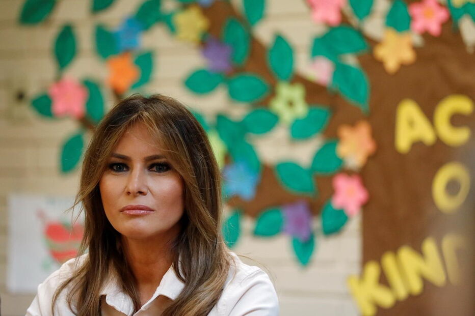 Melania Trump vista crianças imigrantes detidas