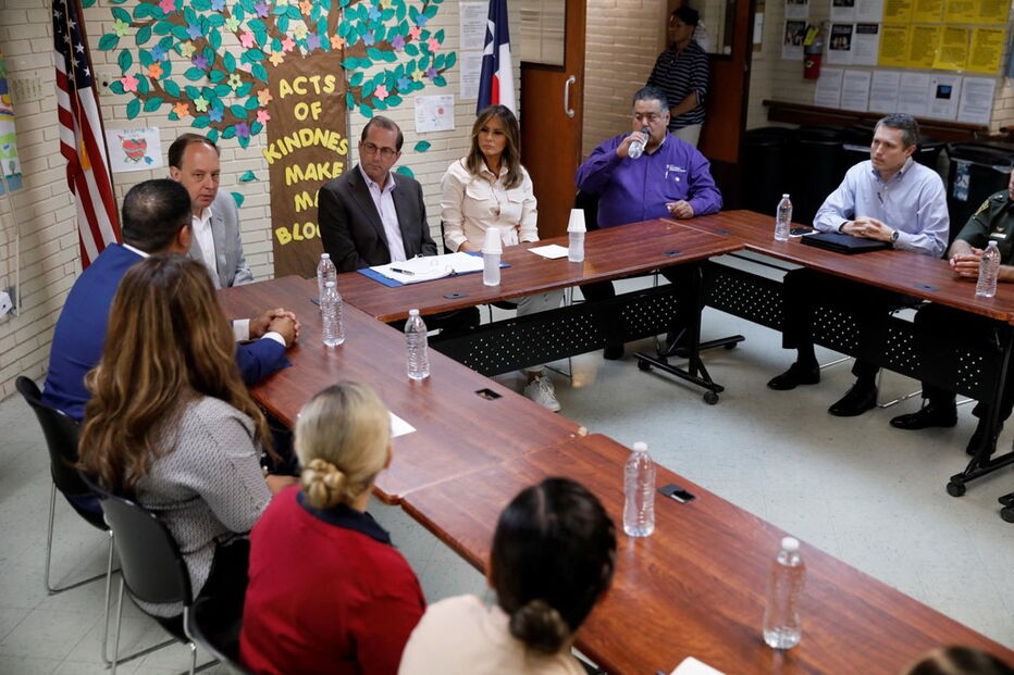 Melania Trump vista crianças imigrantes detidas