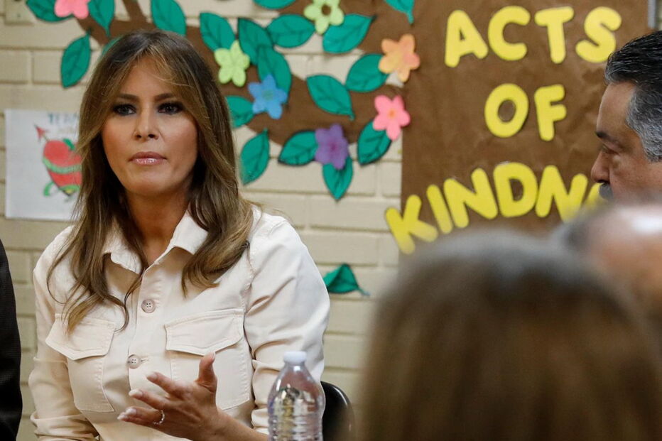 Melania Trump vista crianças imigrantes detidas