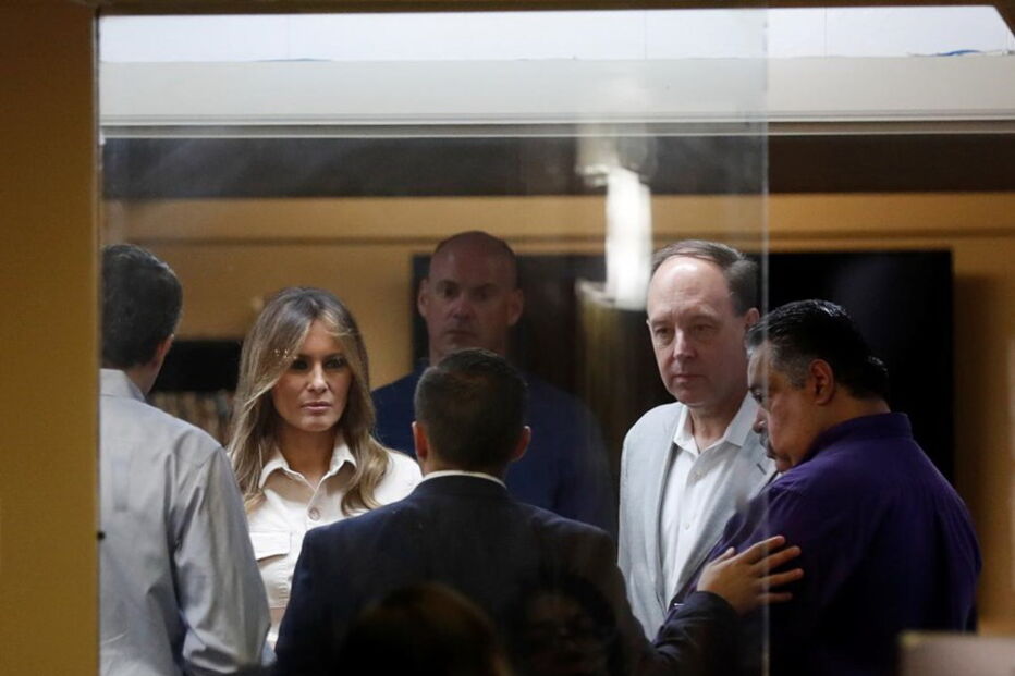Melania Trump vista crianças imigrantes detidas