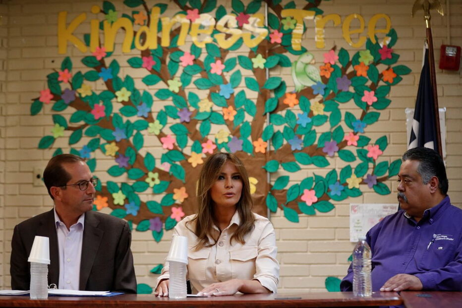 Melania Trump vista crianças imigrantes detidas