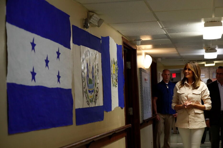 Melania Trump vista crianças imigrantes detidas