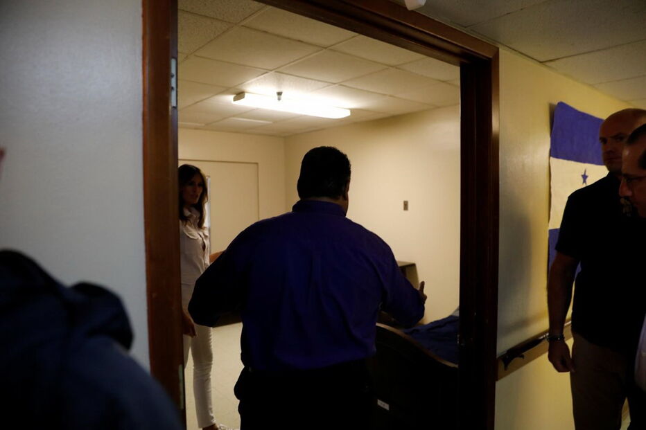 Melania Trump vista crianças imigrantes detidas