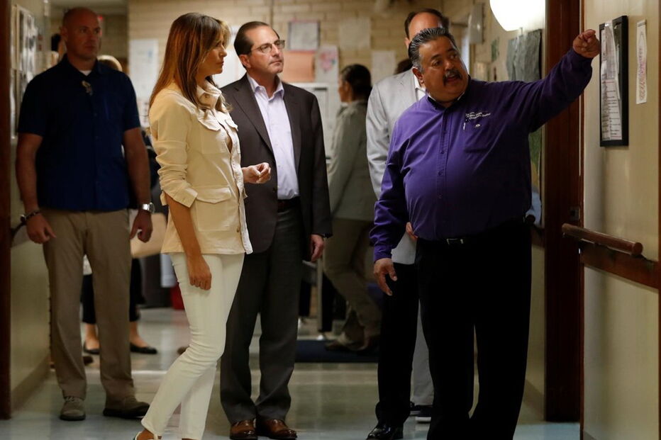 Melania Trump vista crianças imigrantes detidas