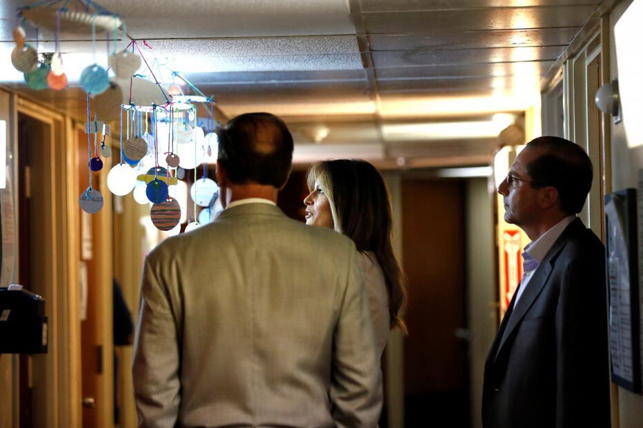 Melania Trump vista crianças imigrantes detidas