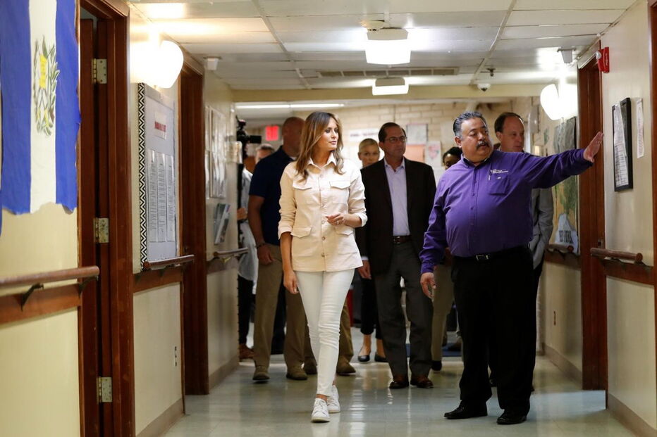 Melania Trump vista crianças imigrantes detidas