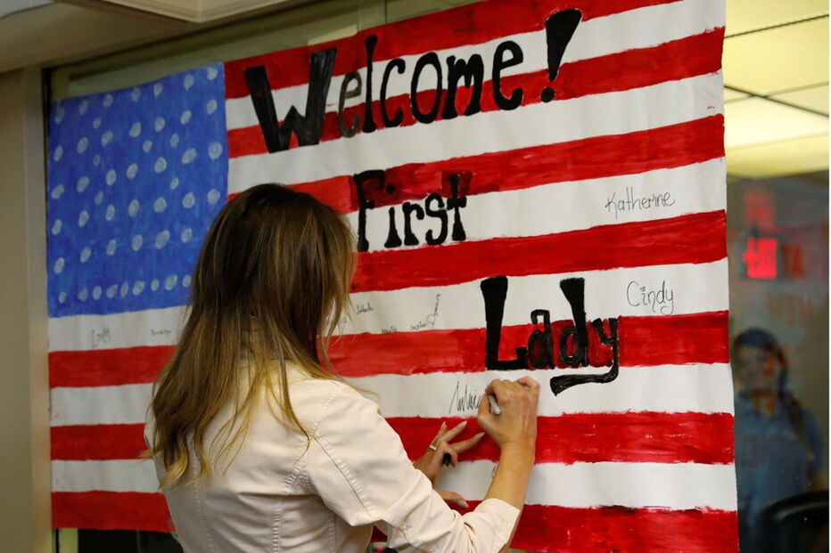 Melania Trump vista crianças imigrantes detidas