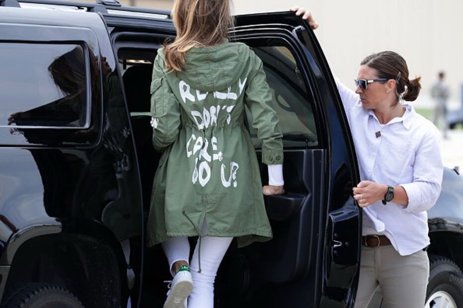Melania Trump com casaco polémico