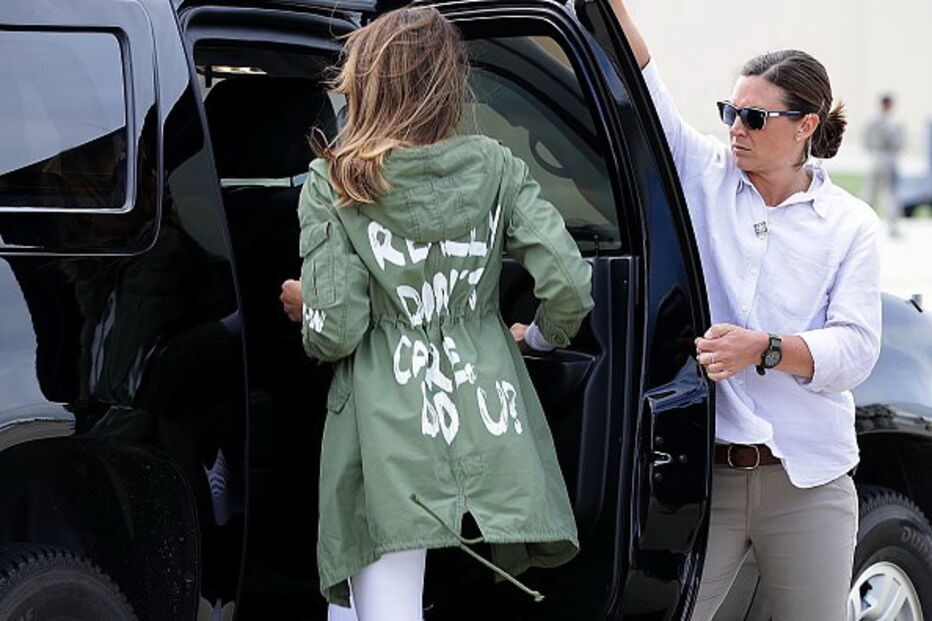 Melania Trump com casaco polémico
