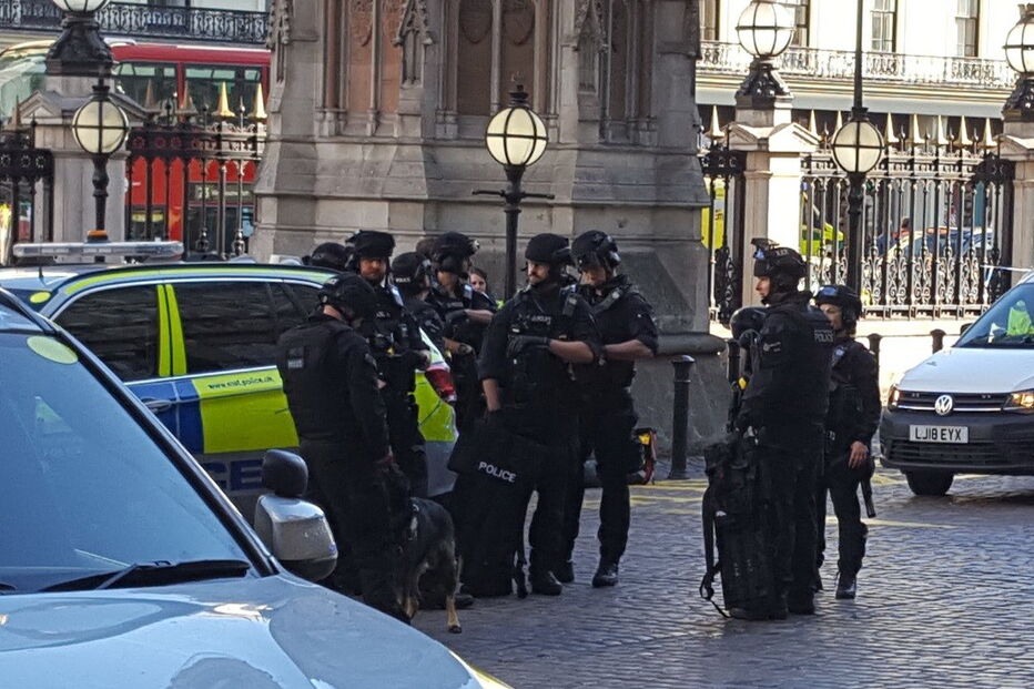 Estação de comboios em Londres evacuada por suspeita de bomba