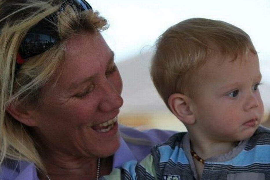 Mãe dá de mamar a filho de sete anos e é acusada de abuso infantil