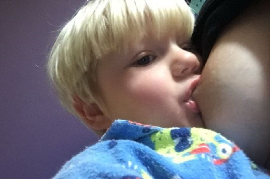 Mãe dá de mamar a filho de sete anos e é acusada de abuso infantil