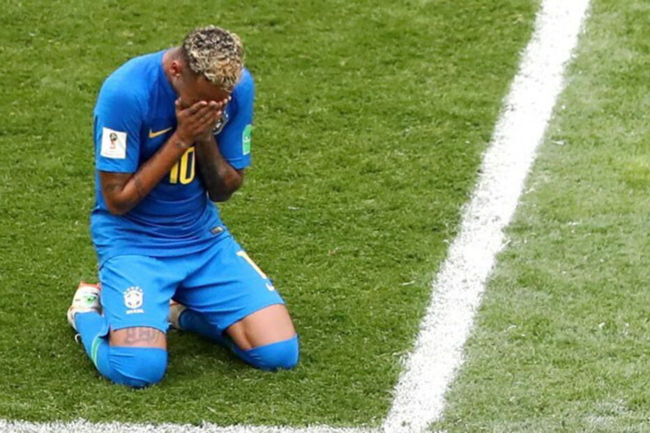 Neymar chora após o jogo com a Costa Rica