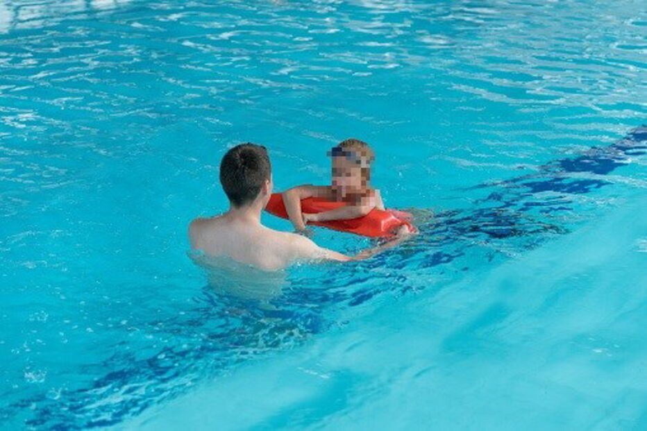 Professor de natação com criança
