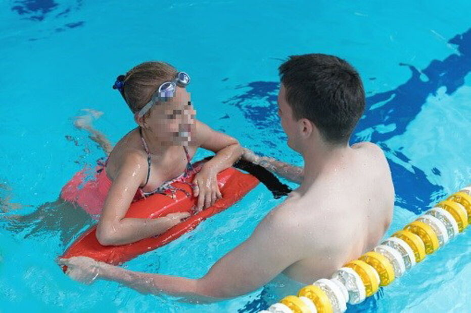 Professor de natação com criança