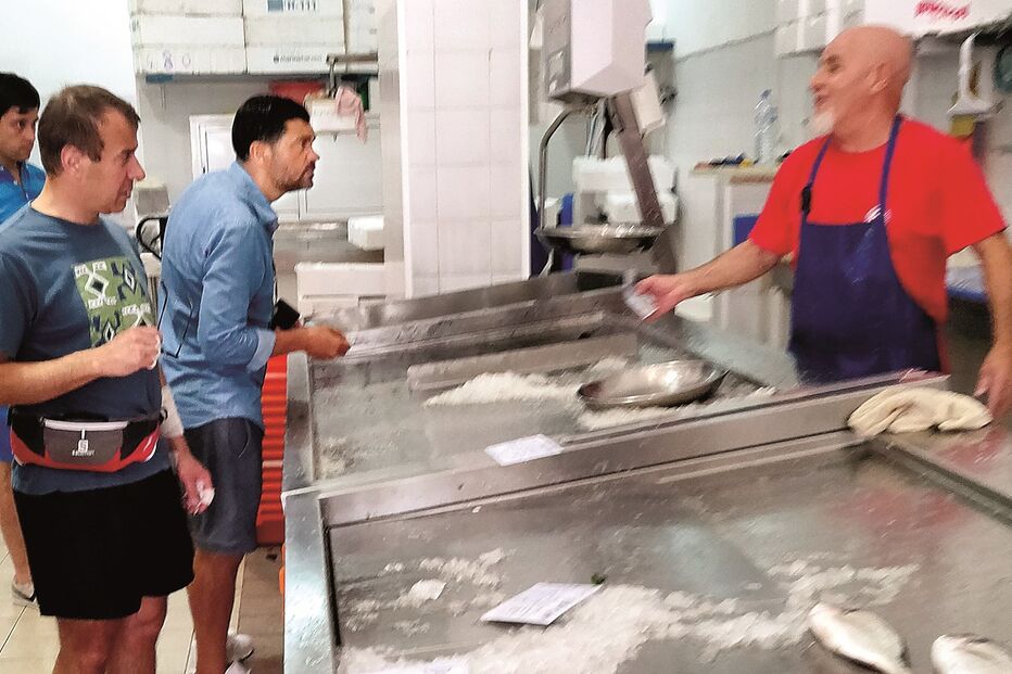 Técnico portista foi às compras ao mercado de Albufeira com um amigo