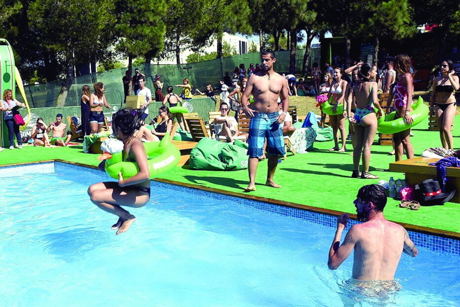 O calor convidou a um mergulho na piscina dentro da cidade do rock