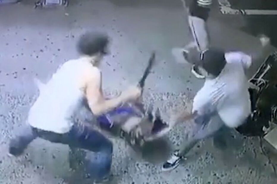 Rapaz de 15 anos esfaqueado até à morte por gangue