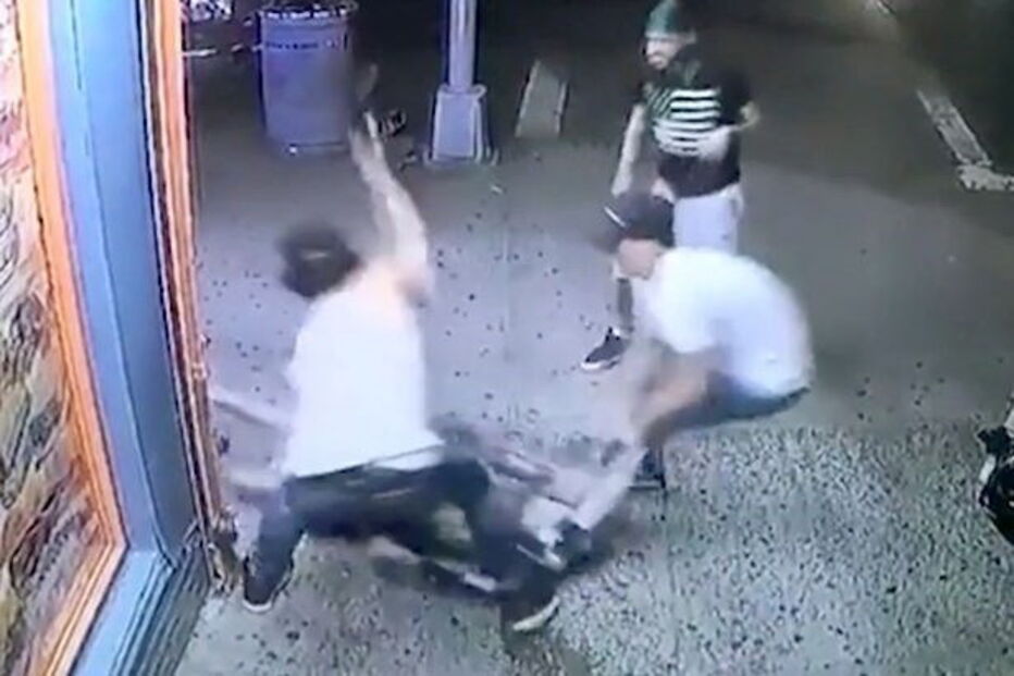 Rapaz de 15 anos esfaqueado até à morte por gangue