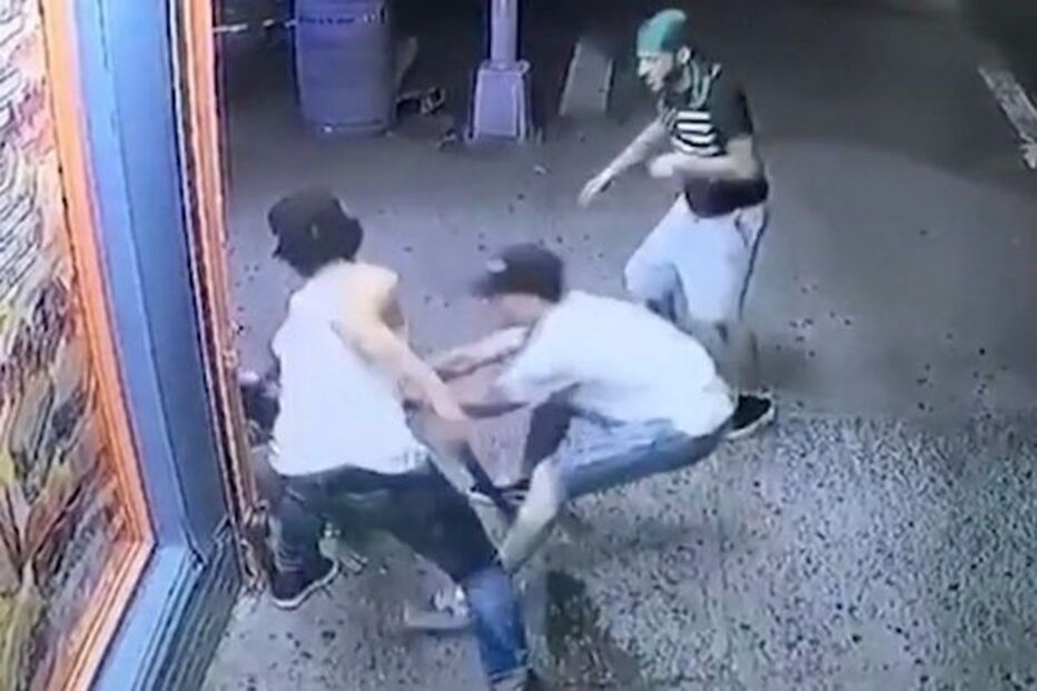 Rapaz de 15 anos esfaqueado até à morte por gangue