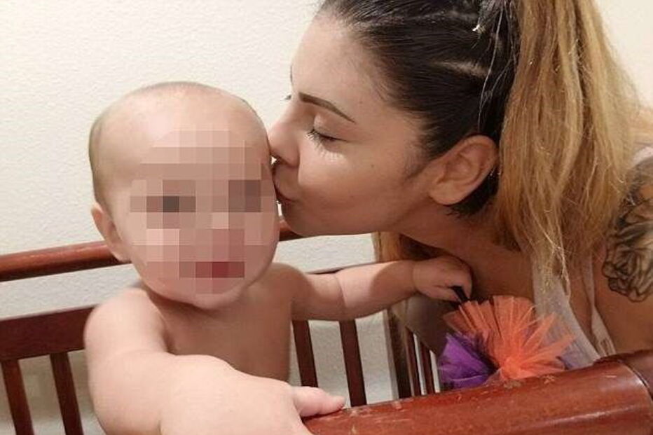 Alexandra Raven Scott com o filho