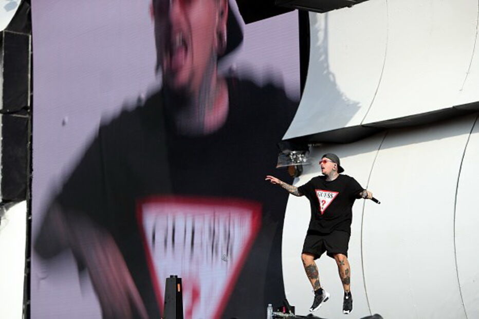 Agir faz a abertura do Palco Mundo no segundo dia do festival