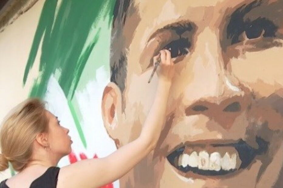 A artista russa Yulia Antipova quis homenagear Cristiano Ronaldo numa parede de Saransk