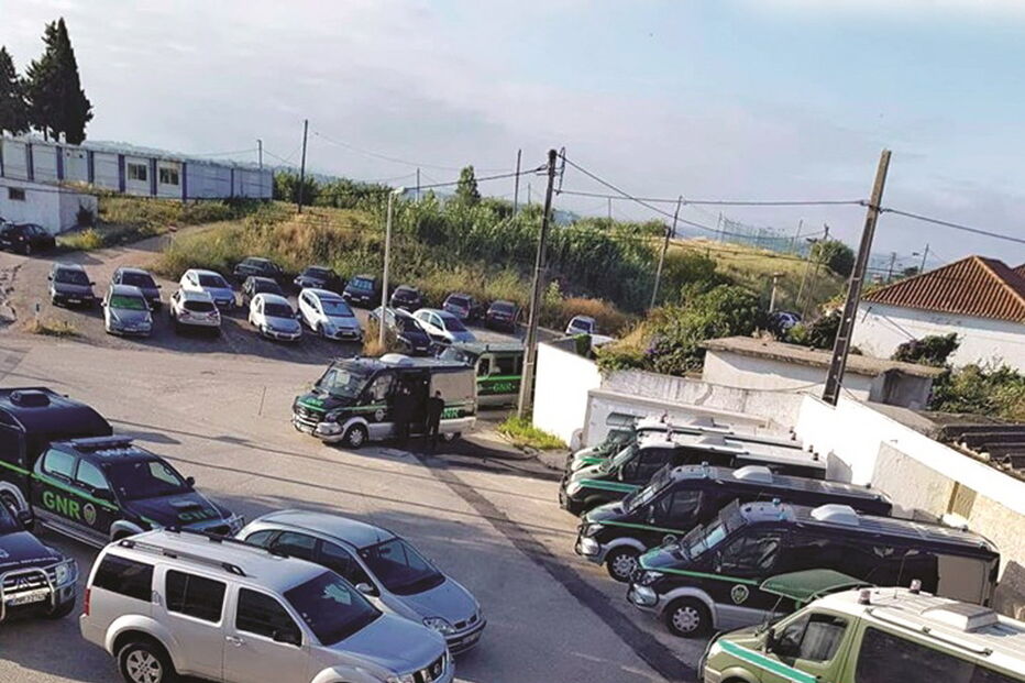 Militares da GNR de Sintra montaram ontem operação em larga escala, com especial incidência na prisão de Caxias 