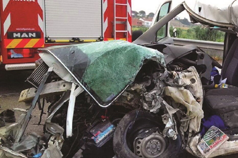 Veículo ficou destruído