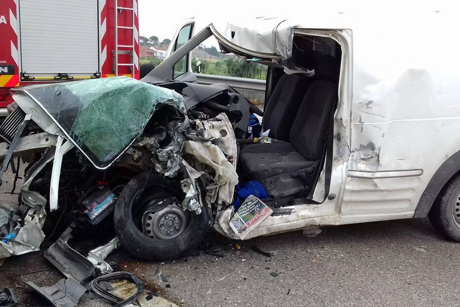 Veículo ficou destruído