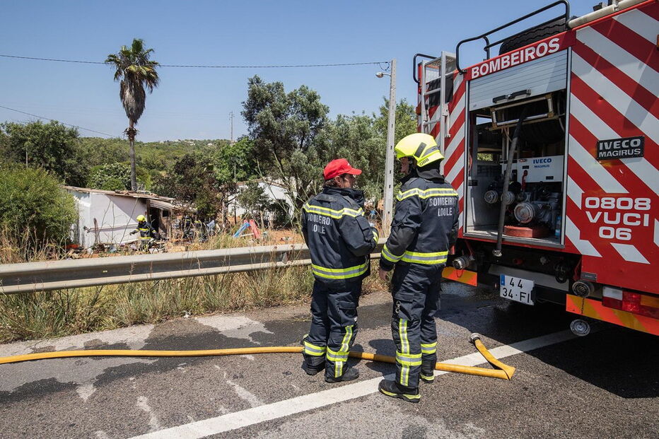 Bombeiros controlaram chamas 