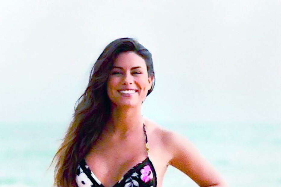 Carolina Loureiro sensual em biquíni 