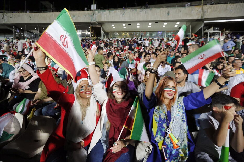 Milhares de iranianos viram o jogo com Portugal no estádio Azadi, em Teerão