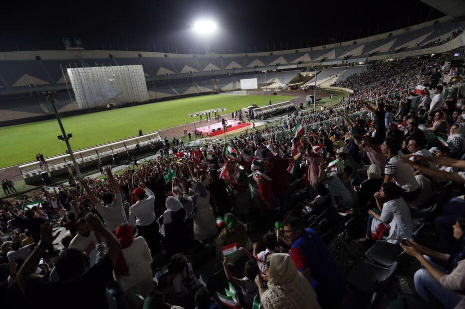 Milhares de iranianos viram o jogo com Portugal no estádio Azadi, em Teerão