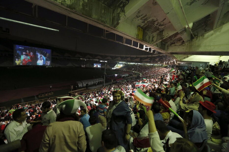 Milhares de iranianos viram o jogo com Portugal no estádio Azadi, em Teerão