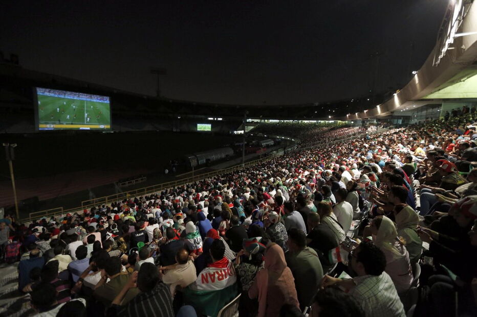 Milhares de iranianos viram o jogo com Portugal no estádio Azadi, em Teerão