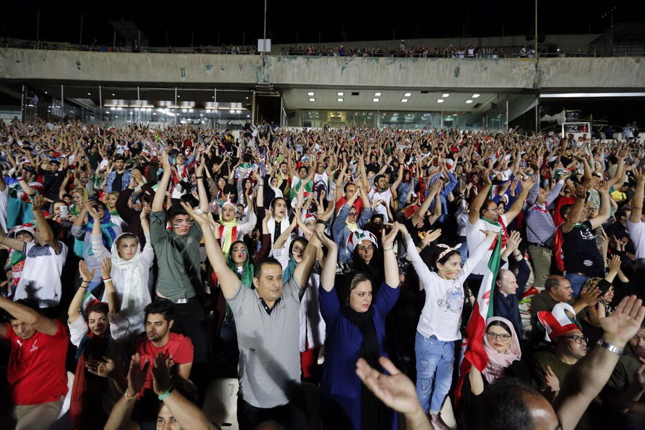 Milhares de iranianos viram o jogo com Portugal no estádio Azadi, em Teerão