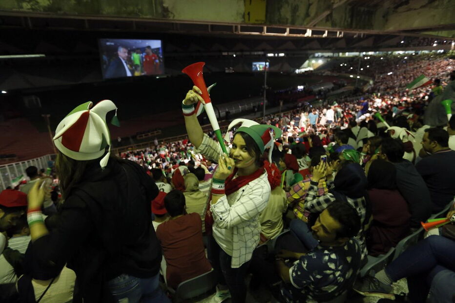 Milhares de iranianos viram o jogo com Portugal no estádio Azadi, em Teerão