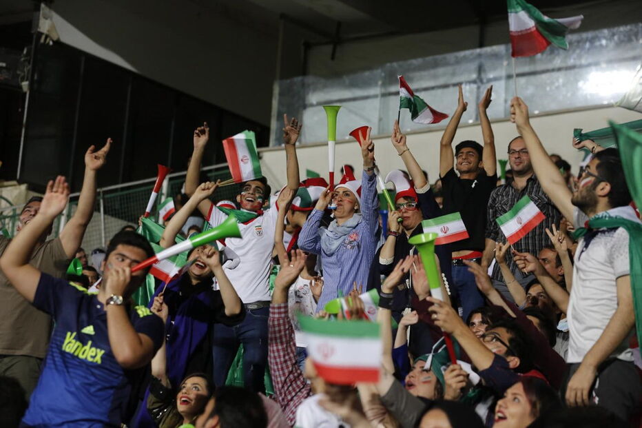 Milhares de iranianos viram o jogo com Portugal no estádio Azadi, em Teerão