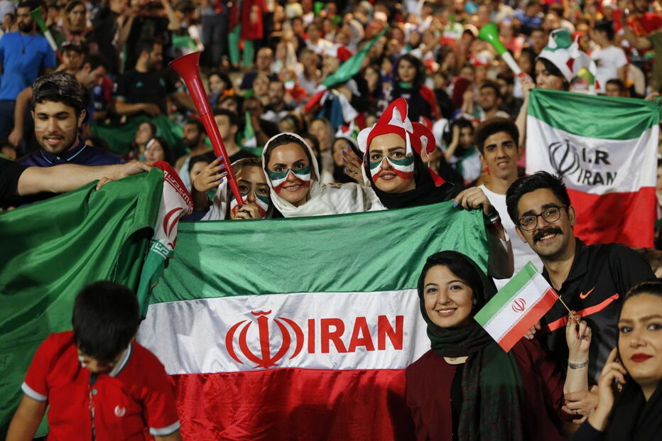 Milhares de iranianos viram o jogo com Portugal no estádio Azadi, em Teerão