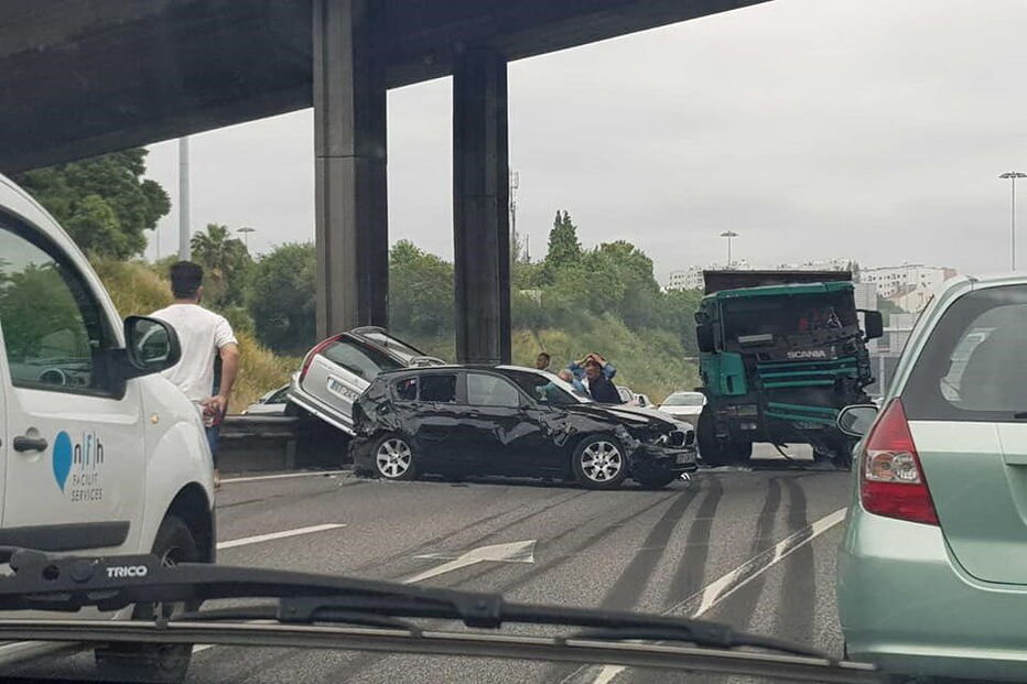 Acidente com camião e dois carros na VCI do Porto