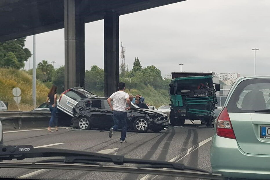 Acidente com camião e dois carros na VCI do Porto