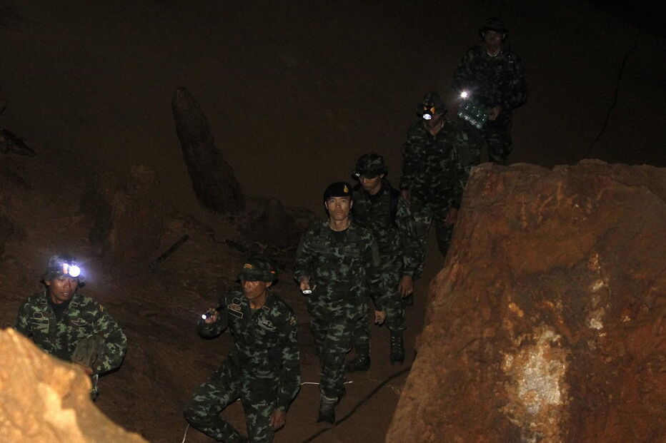 Equipa de futebol soterrada em caverna na Tailândia